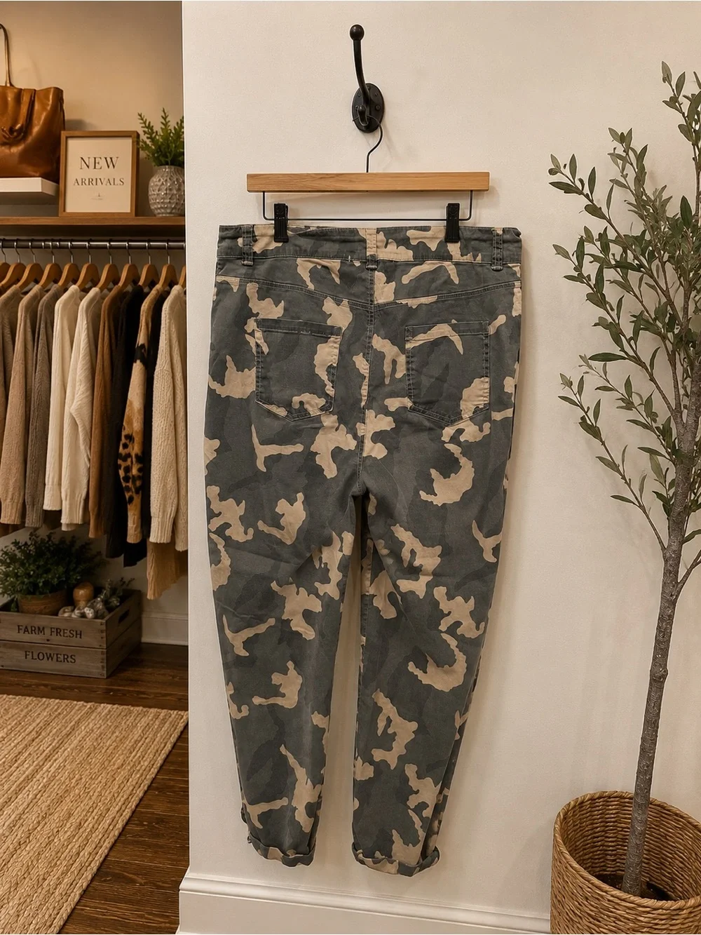 Wearables Size Large Camo Cropped Pants Drawstring Waist Stretch Preloved